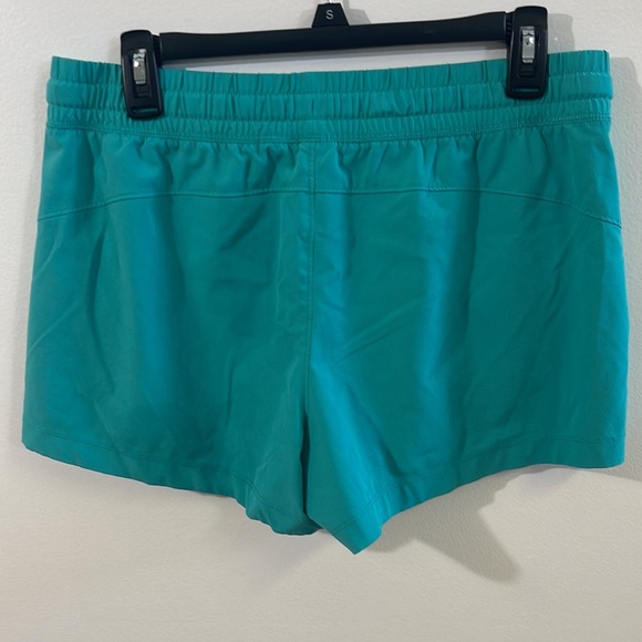 Good condition woman’s Old Navy Active shorts. Size M. - Picture 8 of 13